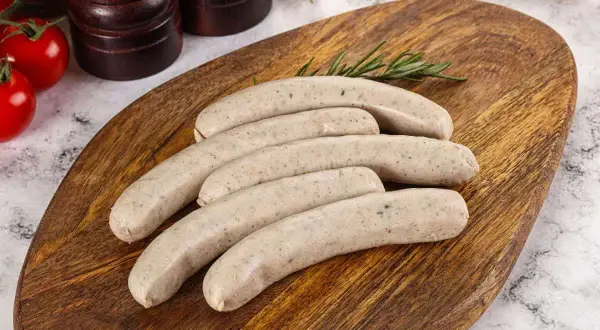 Biała kiełbasa: Jak parzyć, by była soczysta i nie pękała?