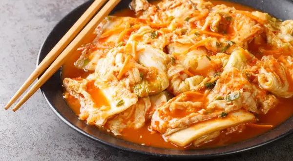Talerz z kimchi i pałeczkami.
