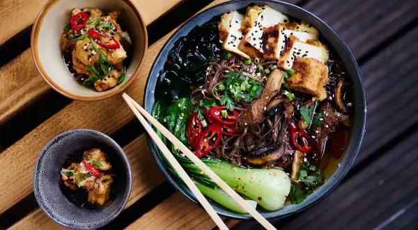 Ile kalorii ma ramen? Przewodnik po smakach i lżejszych opcjach