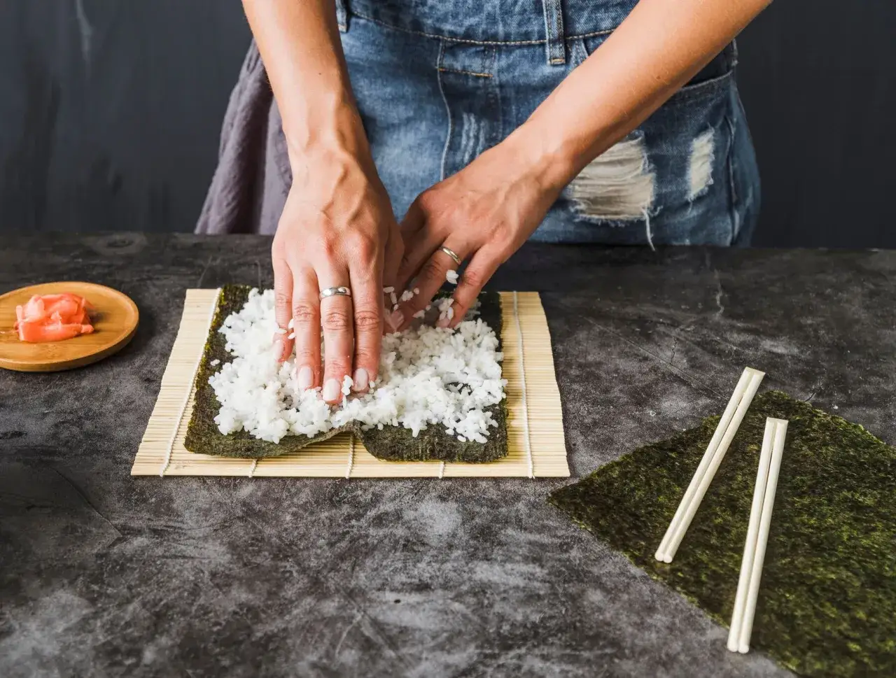 mieszanie ryżu do sushi drewnianą szpatułką