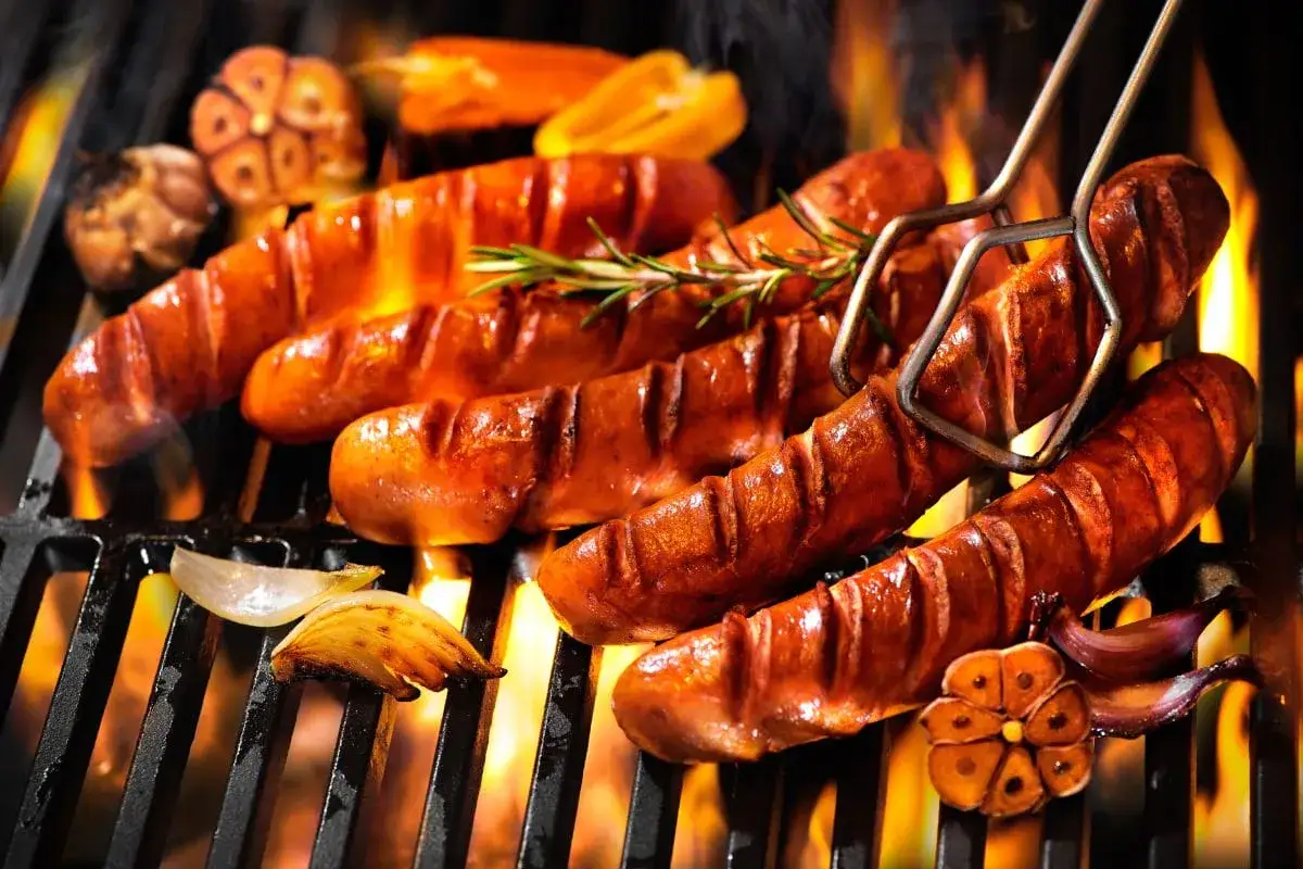 kiełbasa z nyski grillowanie drewnem bukowym