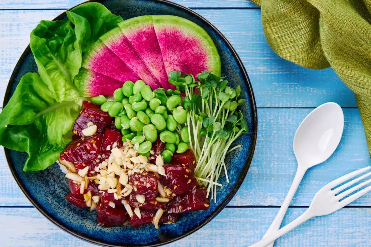 Kolorowy poke bowl z tuńczykiem, edamame, rzodkiewką i kiełkami. Idealny przepis na lekki i zdrowy posiłek.