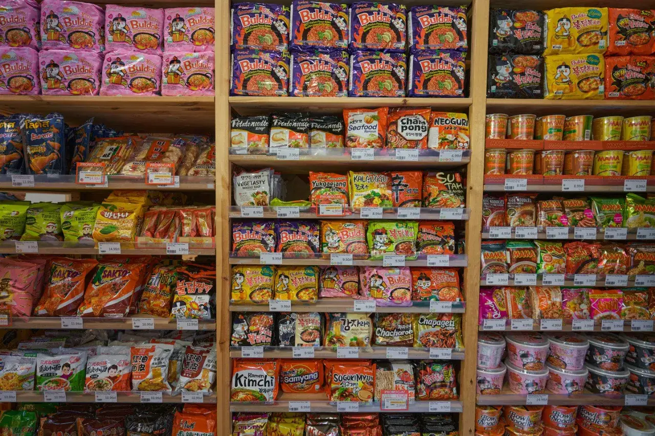 p&oacute;łka z produktami azjatyckimi w supermarkecie