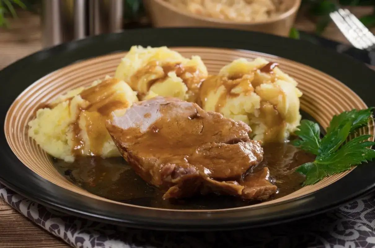 Pieczona karkówka w sosie własnym z ziemniakami. Pyszny sos do karkówki pieczonej idealnie komponuje się z puree.