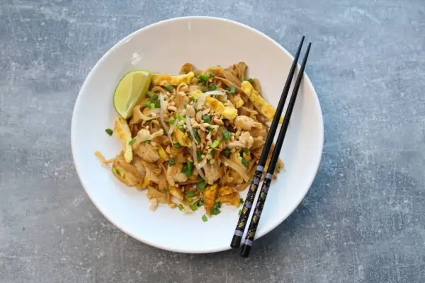 Pad Thai jak z Bangkoku? Prosty przepis na idealny smak.