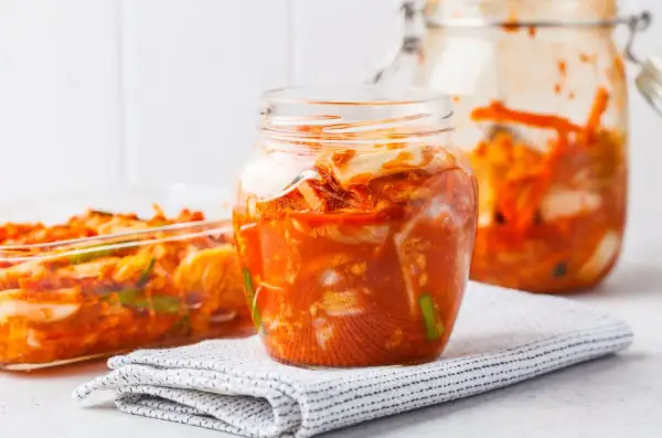 Z czego jest kimchi? Odkryj składniki i sekrety smaku!
