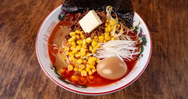 Pyszny przepis na ramen z mielonym mięsem, kukurydzą, jajkiem i masłem. Idealny na chłodne dni.