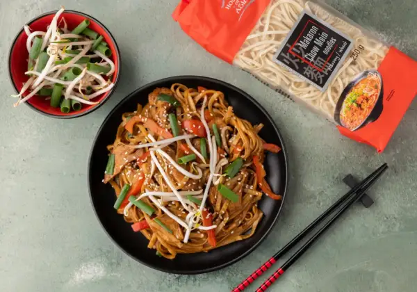 Chow Mein z kurczakiem: przepis na makaron jak z restauracji!